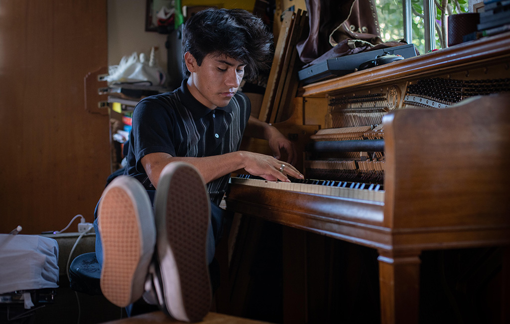 Los Retros' Mauri Tapia on Choosing Analog – News – Spotify for Artists