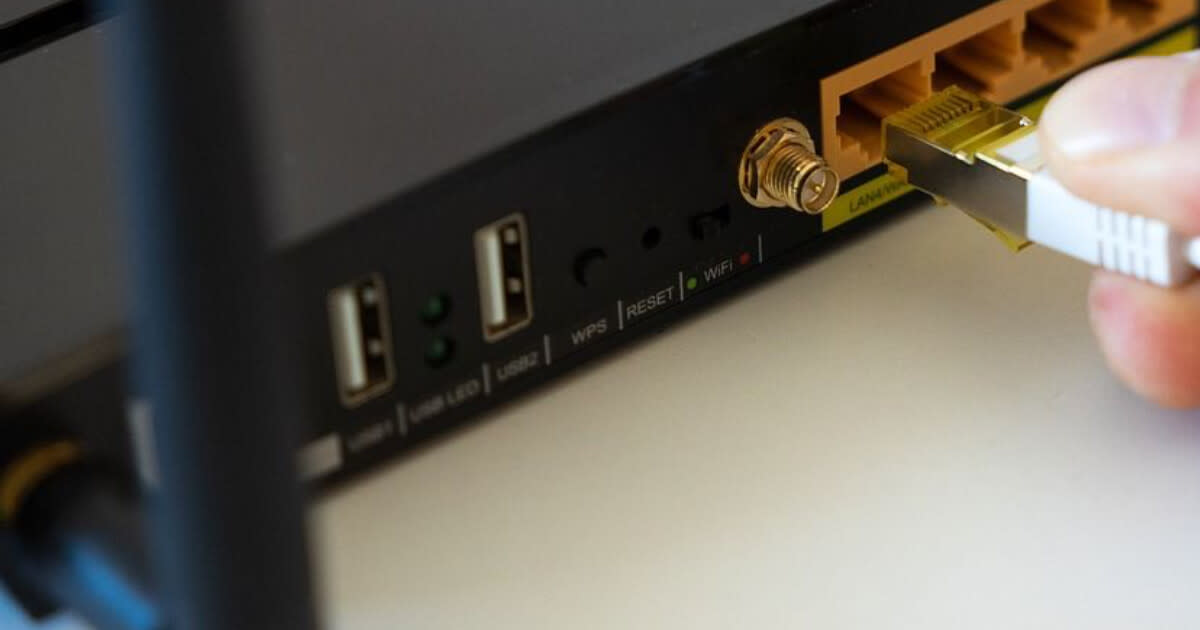 WPS-knapp på en WIFI-routers baksida.