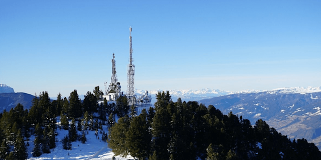 Fixed Wireless Access är en infrastruktur som kombinerar fiber och mobilt bredband och ibland kallas “fast trådlöst bredband”, “fast mobilt bredband”, “fast bredband via mobilnätet” eller" “trådlös fiber”.