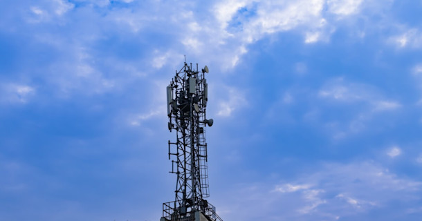 mobilmast mot himmel