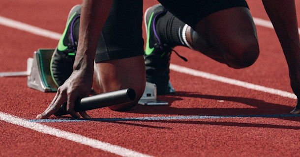 man på löparbana i startposition
