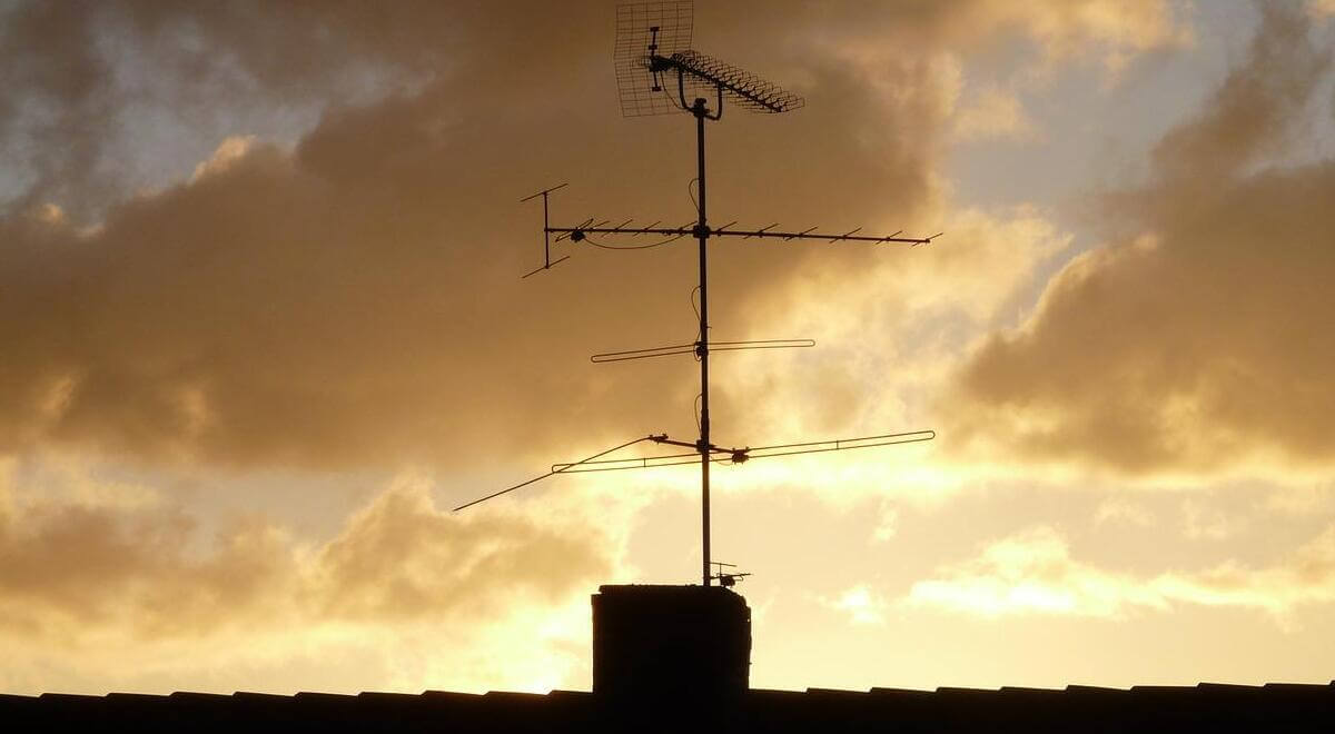 TV-antenn på hustak 
