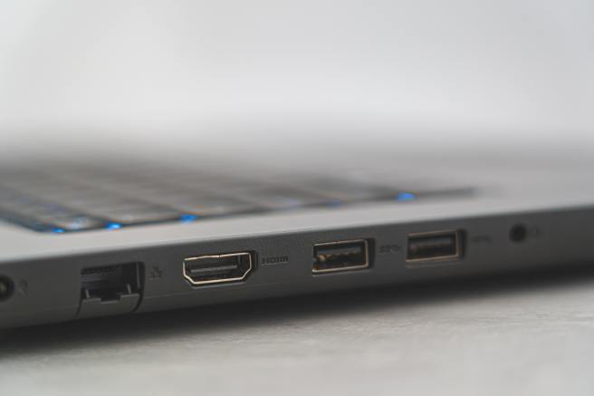 Bild på HDMI-ansluning samt fler alternativa anslutningar på en laptop