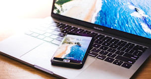 laptop och mobiltelefon med surf