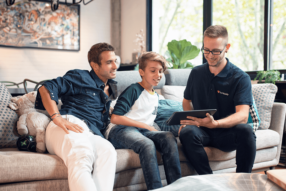 Familj får hjälp med bredband i hemmet av en TechBuddy.