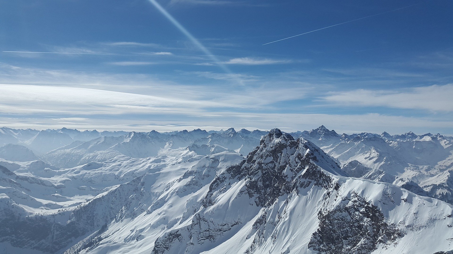 a snowy mountain range