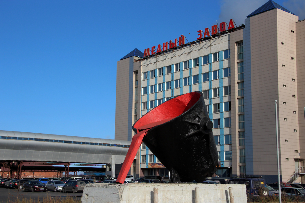 a large building with cars parked in front of it