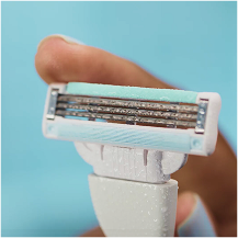 Dedo tocando uma lâmina de barbear Gillette Venus