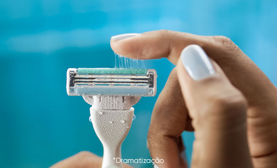 Dedo tocando a cabeça de uma navalha