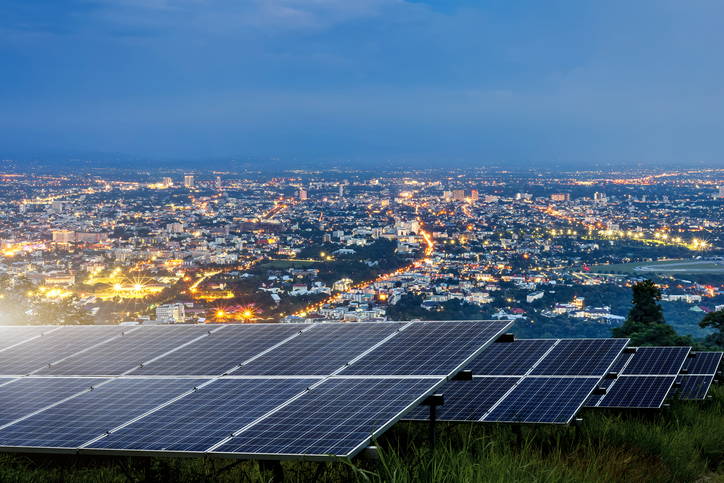 La gestione dell’energia sta entrando in una nuova era: più dinamica, decentralizzata e intelligente.
La flessibilità energetica consente di adattare in tempo reale produzione, consumo e stoccaggio in base alle condizioni del sistema.

Questo significa passare da una logica statica a una gestione proattiva, capace di anticipare i bisogni della rete, valorizzare le risorse distribuite e rispondere rapidamente a eventi imprevisti.

Il controllo si sposta dal centro all’edge.
I dati diventano il nuovo strumento operativo.
Le reti evolvono da infrastrutture passive a sistemi autonomi e collaborativi.

Non si tratta solo di efficienza. Si tratta di resilienza, partecipazione e competitività in un mercato che premia chi sa essere flessibile.
