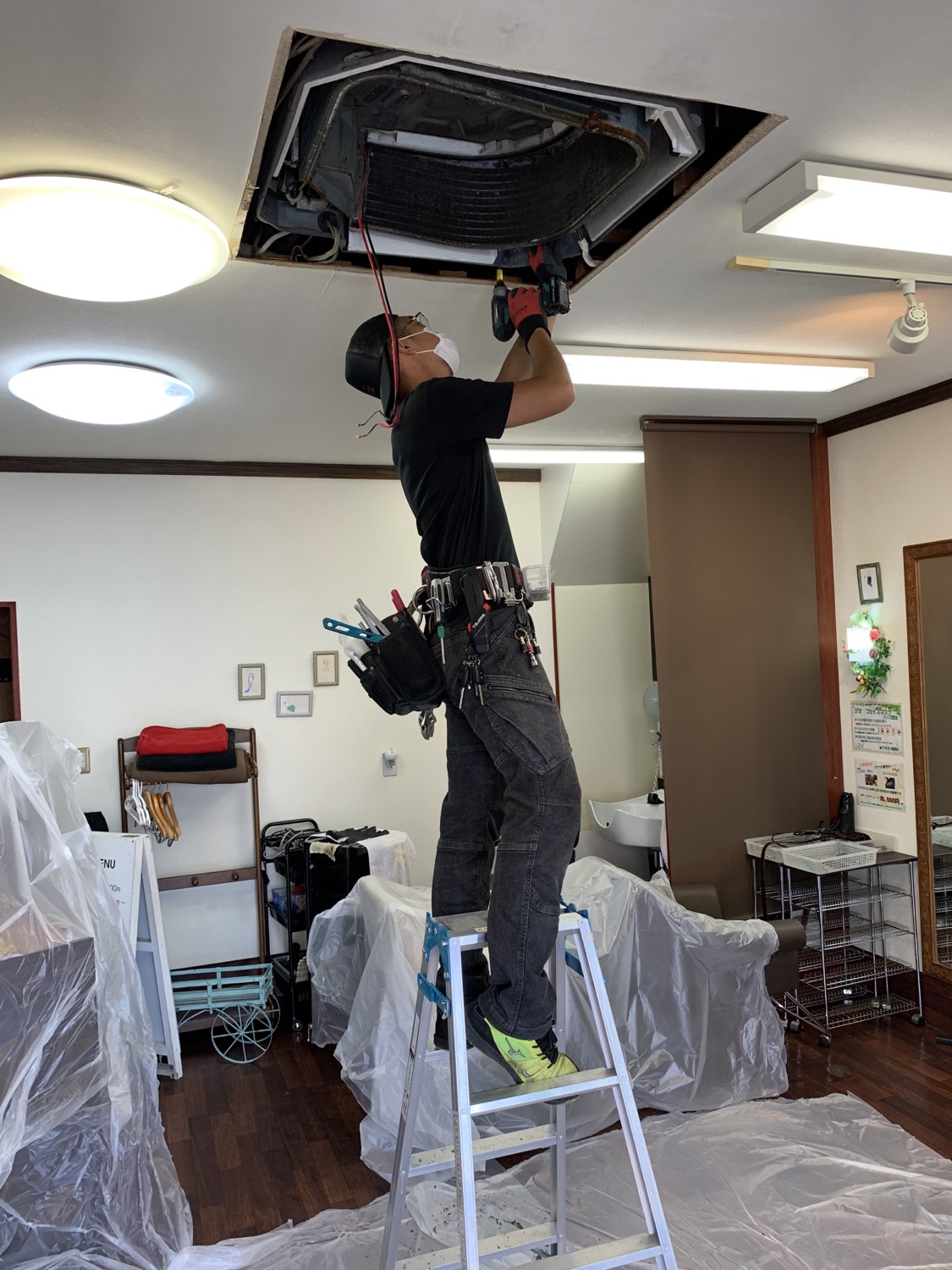 空調を洗浄してくれている様子の画像