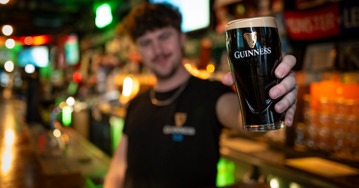 daniel-byrne-toont-een-guiness-aan-de-tap-in-de-irish-pub