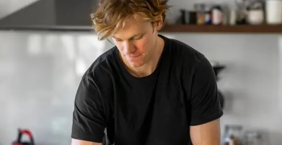 Mann baker på kjøkkenet