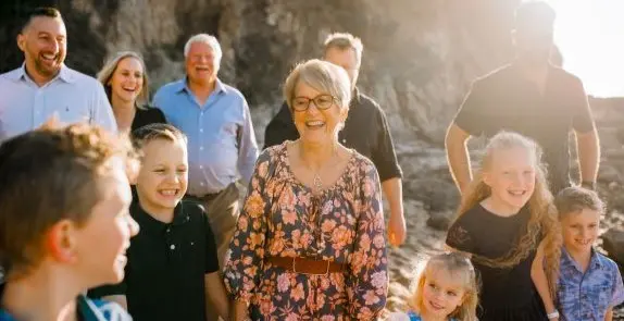 Generasjoner samlet og lykkelige på tur