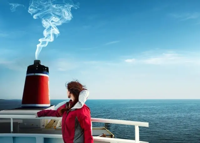 Kvinne nyter havutsikten på ferge