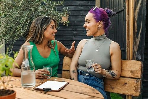 To venninner I hyggelig samtale