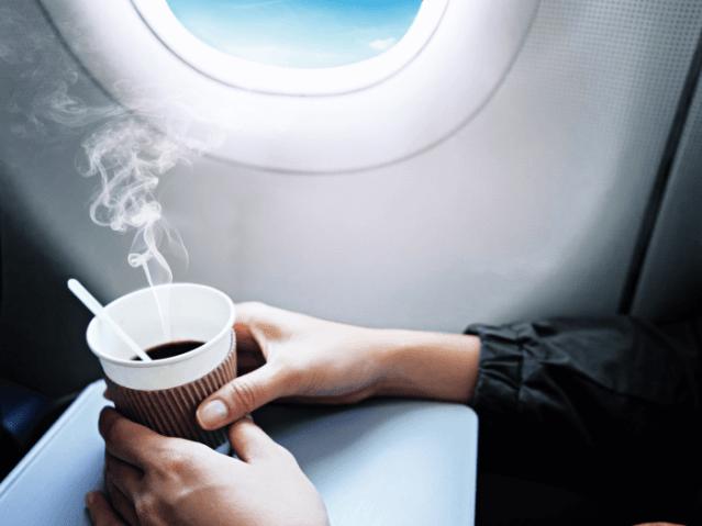 Rykende varm kaffe på flyreise