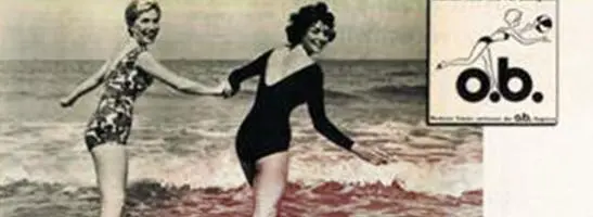 Bilde av to kvinner i badedrakt som holder hånd. Bildet er gammeldags og viser den kvinnelige revolusjonen. o.b. gamle logo i høyre hjørnet.