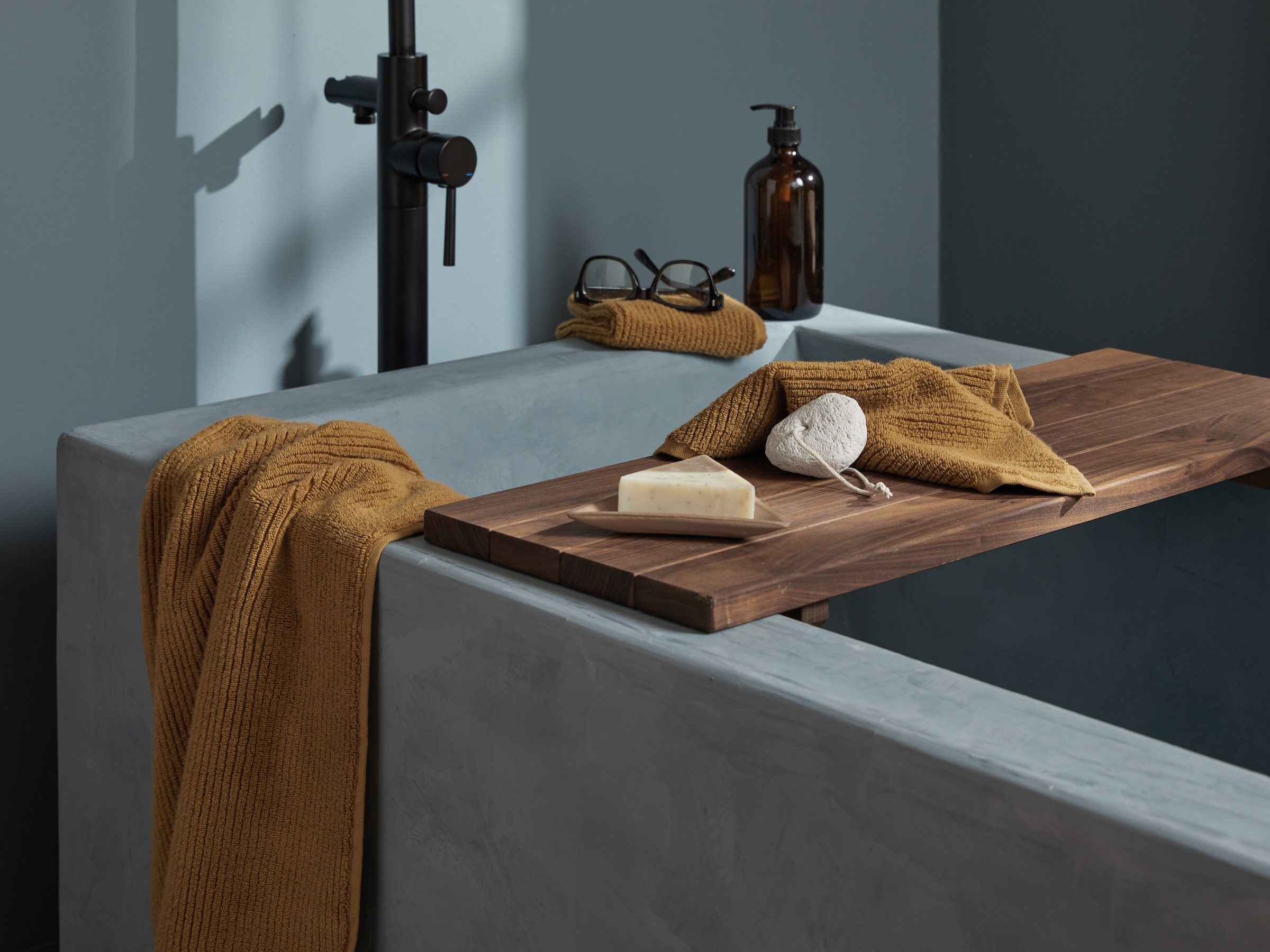 https://images.ctfassets.net/ltric1hkjv72/1EnCmUERgbTiz3q10lOpAR/4f464e6b2582887e6c84b407573b1e87/bathtub-caddy_walnut_studio_3529.jpg