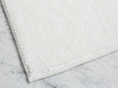 looped bath rug in white