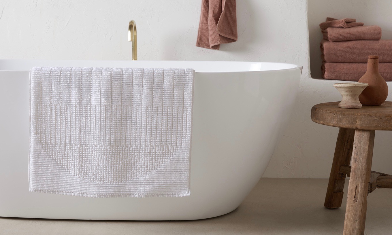 What is the Difference Between a Bath Mat and a Bath Rug?