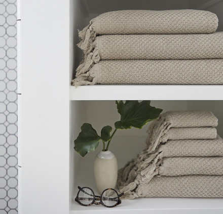 Bath towels with frayed ends 