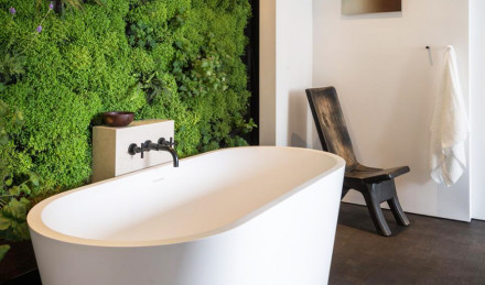 white soaking tub 