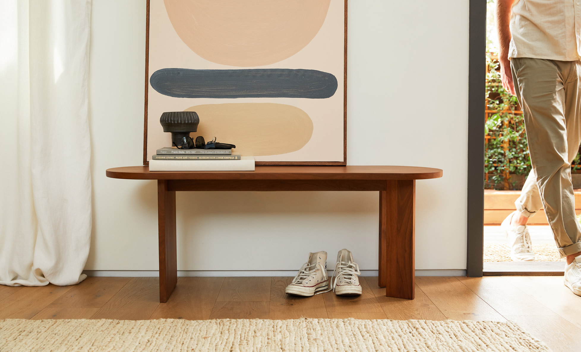 悬崖椭圆形胡桃木长凳用作装饰在一个明亮的房间在一个家庭