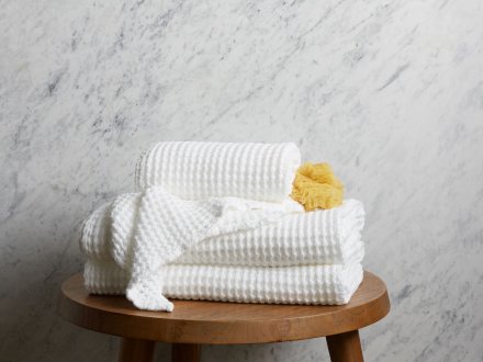 https://images.ctfassets.net/ltric1hkjv72/77oti8AoSNULh7icEmrAZa/29c663332e6d200c86bee7b3d1dbcc37/waffle-towel-cotton-white-000-2.jpg?w=440&fm=jpg&fl=progressive