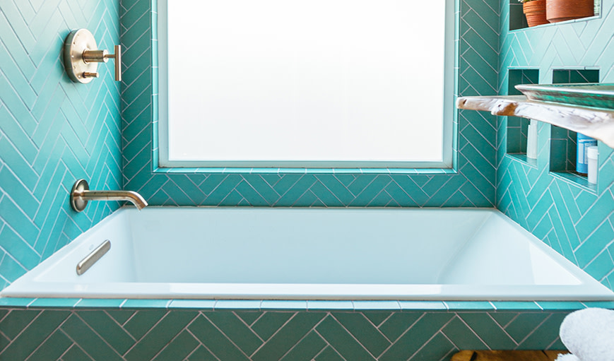 Azurine-colored tile bathtub 