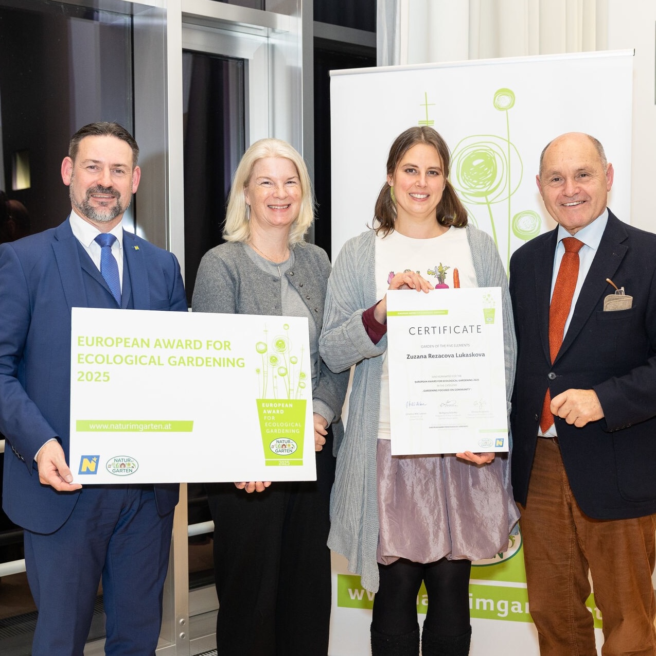 Zuzana Řezáčová Lukášková přebírá cenu na European Award for Ecological Gardening 2025