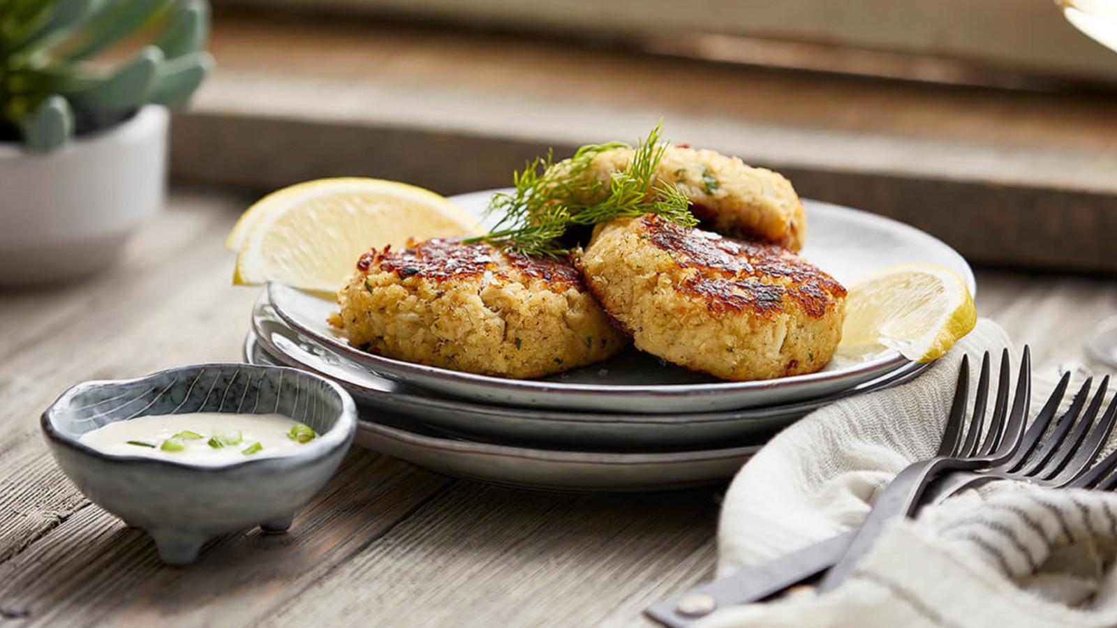 What to Serve with Crab Cakes: 28+ BEST Side Dishes & Sauces