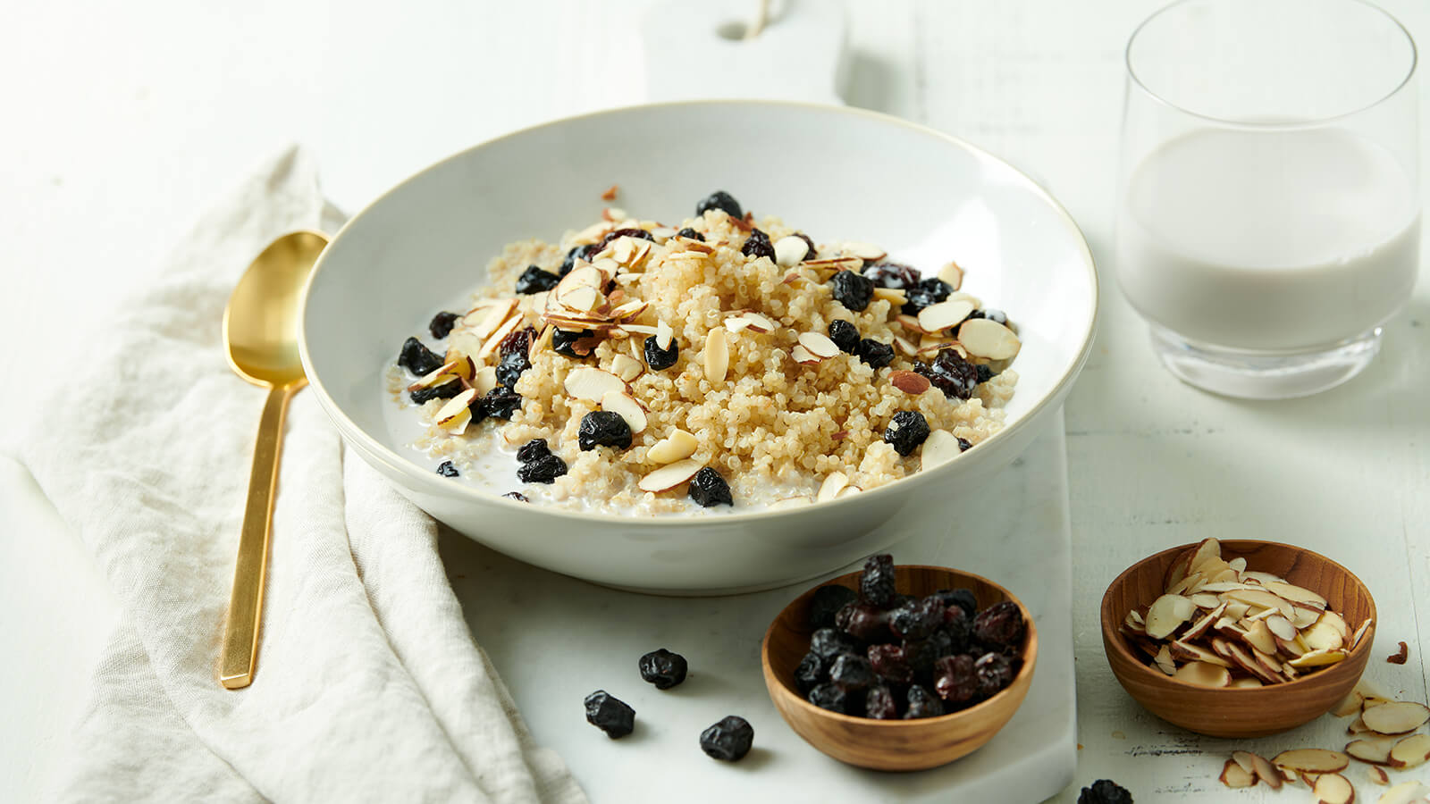 https://images.ctfassets.net/lufu0clouua1/50fCEEnyh2C2eY2kG8mEMQ/abb6b22c450e2f451f9960373a111a90/Oatmeal-Quinoa-Bowl-with-Almond-Milk_-Sliced-Almonds_-Dried-Blueberries-and-Flame-Raisins.jpg