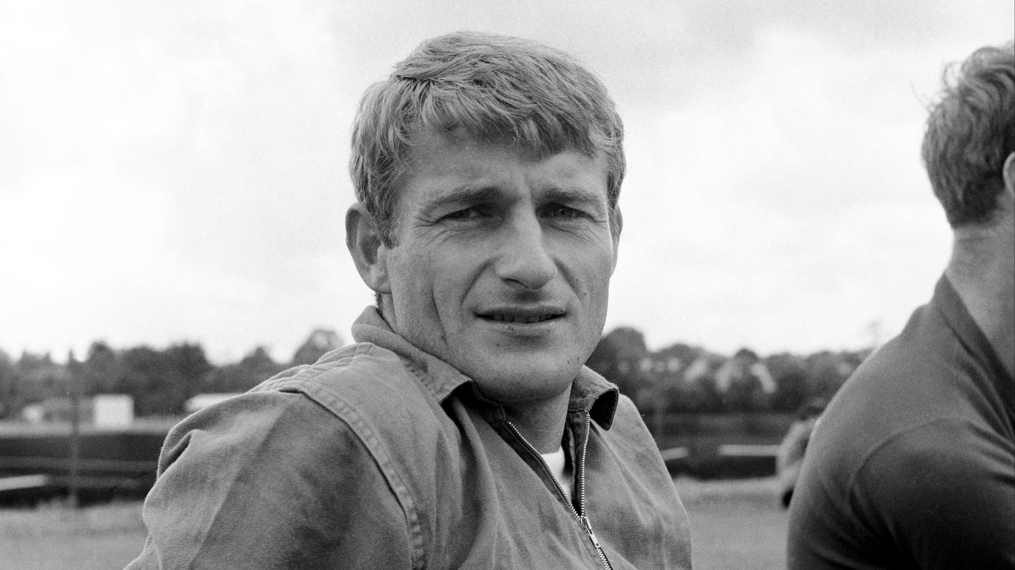 Мужчины 1966 года. Roger Hunt England 1966. Питер вонсоф голландец 1966 года рождения. Значок футбол чемпион мира Англия 1966 года-.