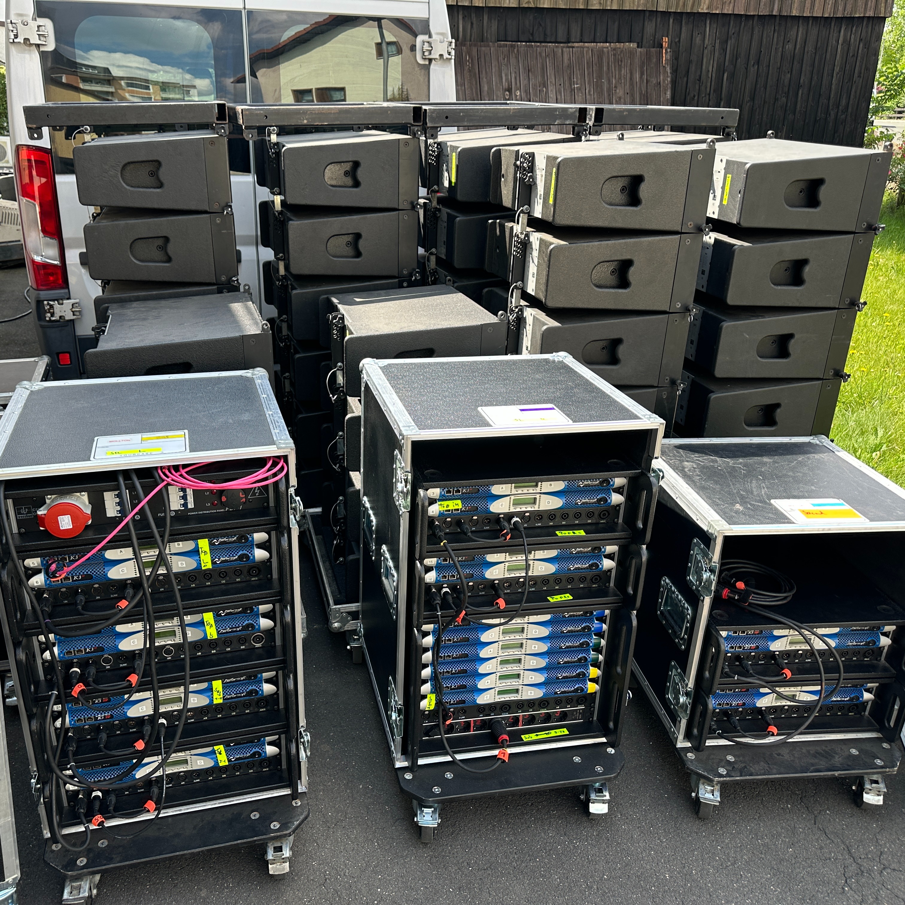 Vermietete Racks mit professionellen PA Verstärkern