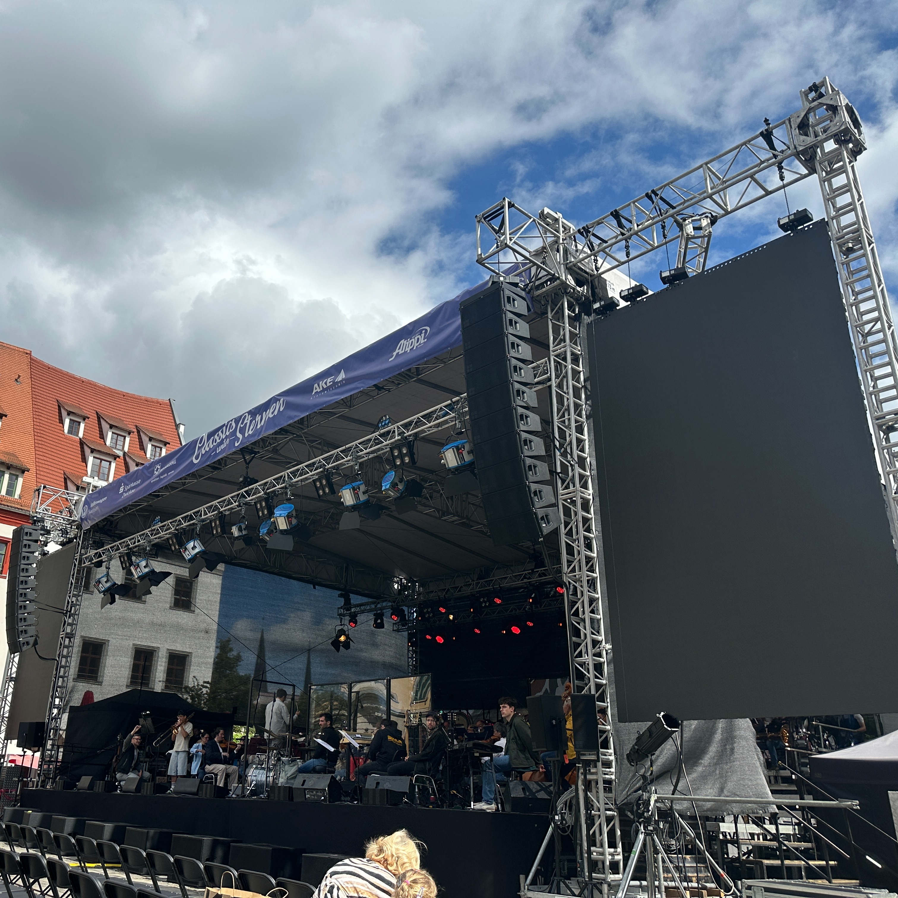 Riesige Bühne mit Traversen, Movingheads und Audioequipment