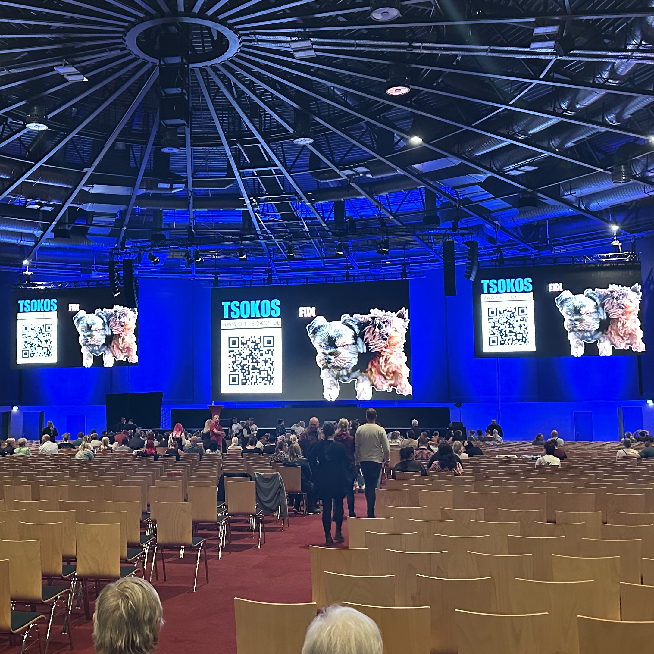 Saal mit professionellen LED Bildschirmen und Konferenztechnik