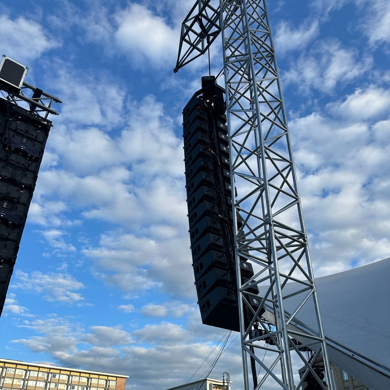 Lautsprecher Array hängend von Traversen