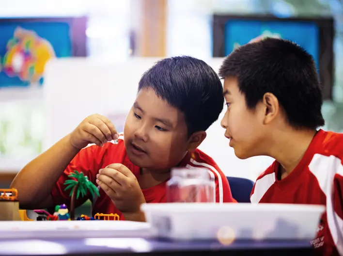 Children actively engaged in LEGO based therapy, Brick-by-Brick programme, Brick Clubs. Dr. Gina Gomez de la Cuesta, LEGO therapy author and Clinical Psychologist, founder of Play Included offers training in how to support social communication development for autistic children and other children in how to run Brick Clubs. Official training, endorsed by the LEGO Foundation. Play Included are LEGO Foundation partners. 