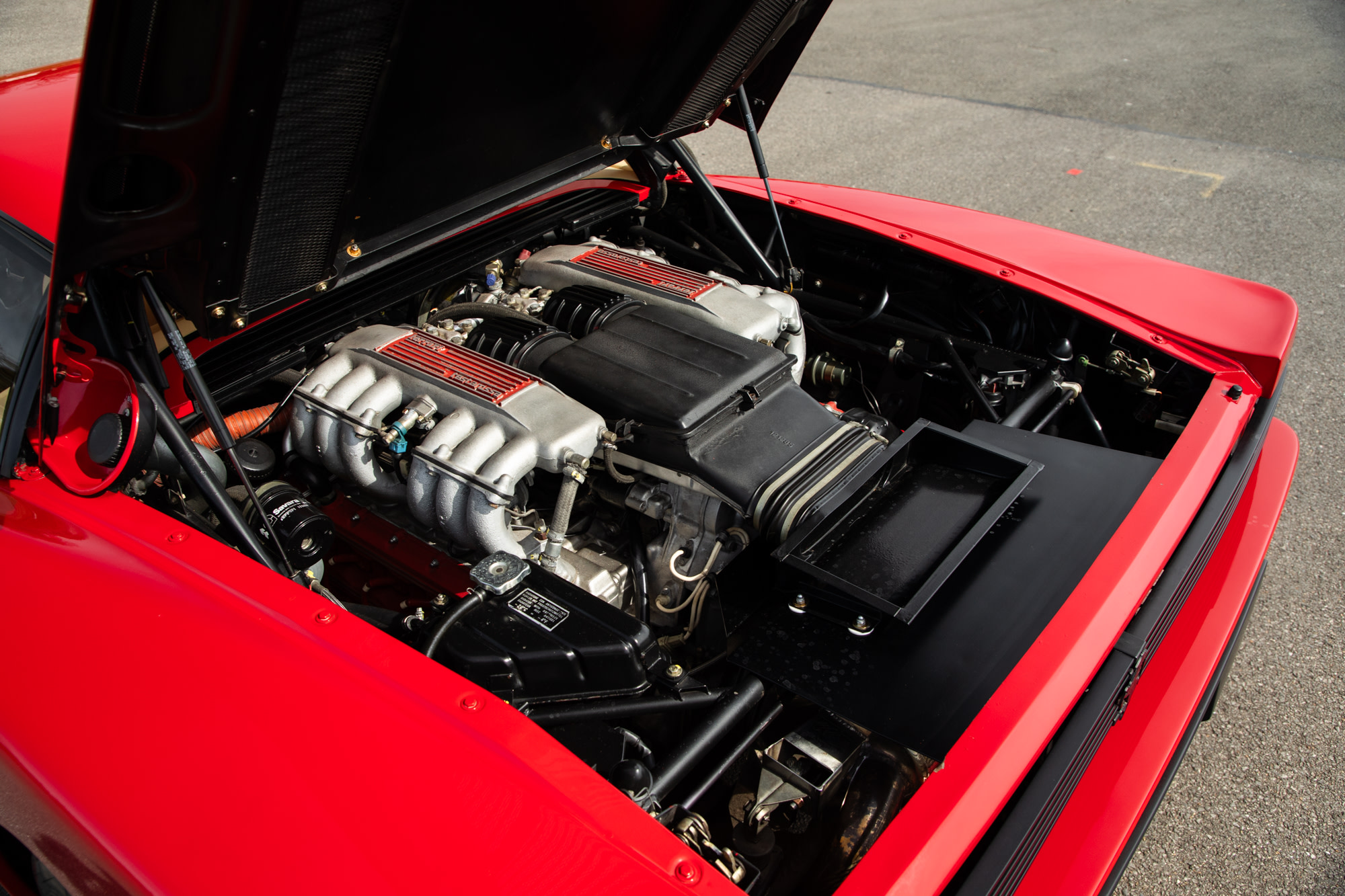 Este Ferrari Testarossa es un icónico supercoche de los 80, en la deseable configuración 'Monospecchio' y en el esquema de color por excelencia Rosso Corsa sobre Crema. 3