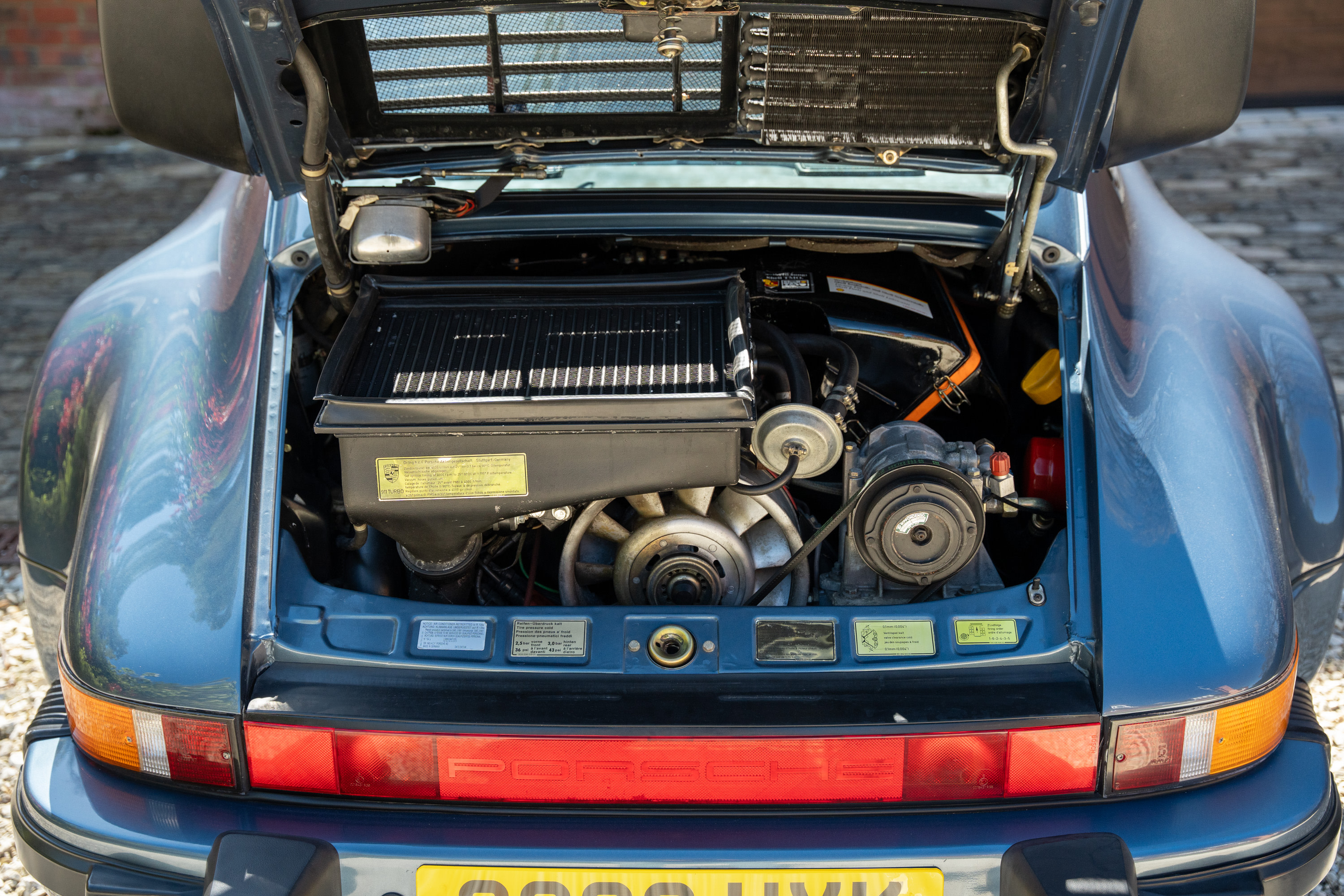 Cette Porsche 911 Turbo LE de la génération 930 est un exemple impressionnant de la dernière variante en édition limitée exceptionnellement rare de la voiture de sport emblématique des années 80. 3