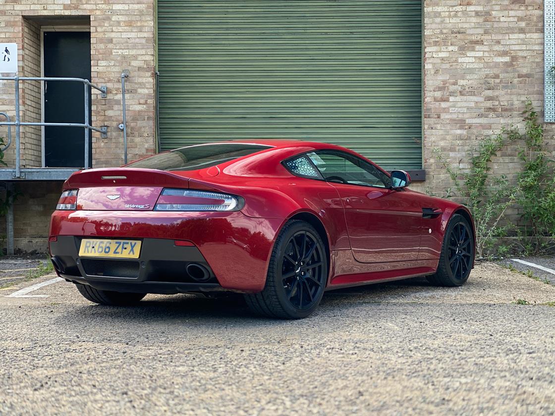 Aston Martin V12 Vantage レッド A STUNNING Aston Martin V12 Vantage Finished in Supernova