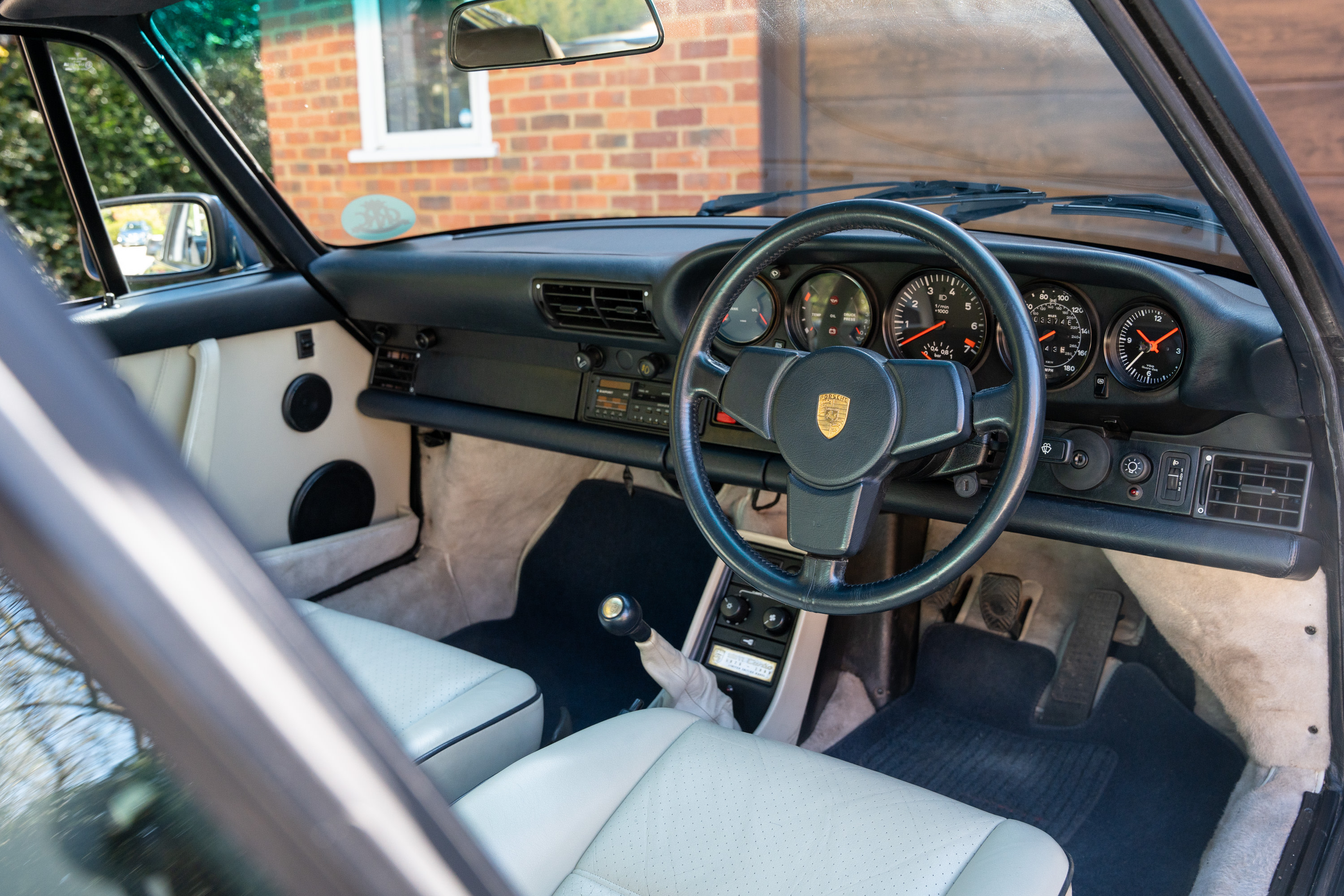 Cette Porsche 911 Turbo LE de la génération 930 est un exemple impressionnant de la dernière variante en édition limitée exceptionnellement rare de la voiture de sport emblématique des années 80. 2