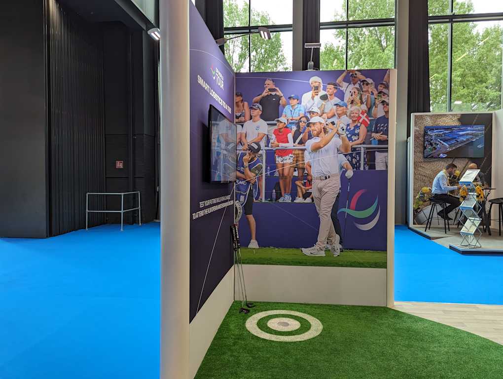 Golf simulators as part of the event's networking activities