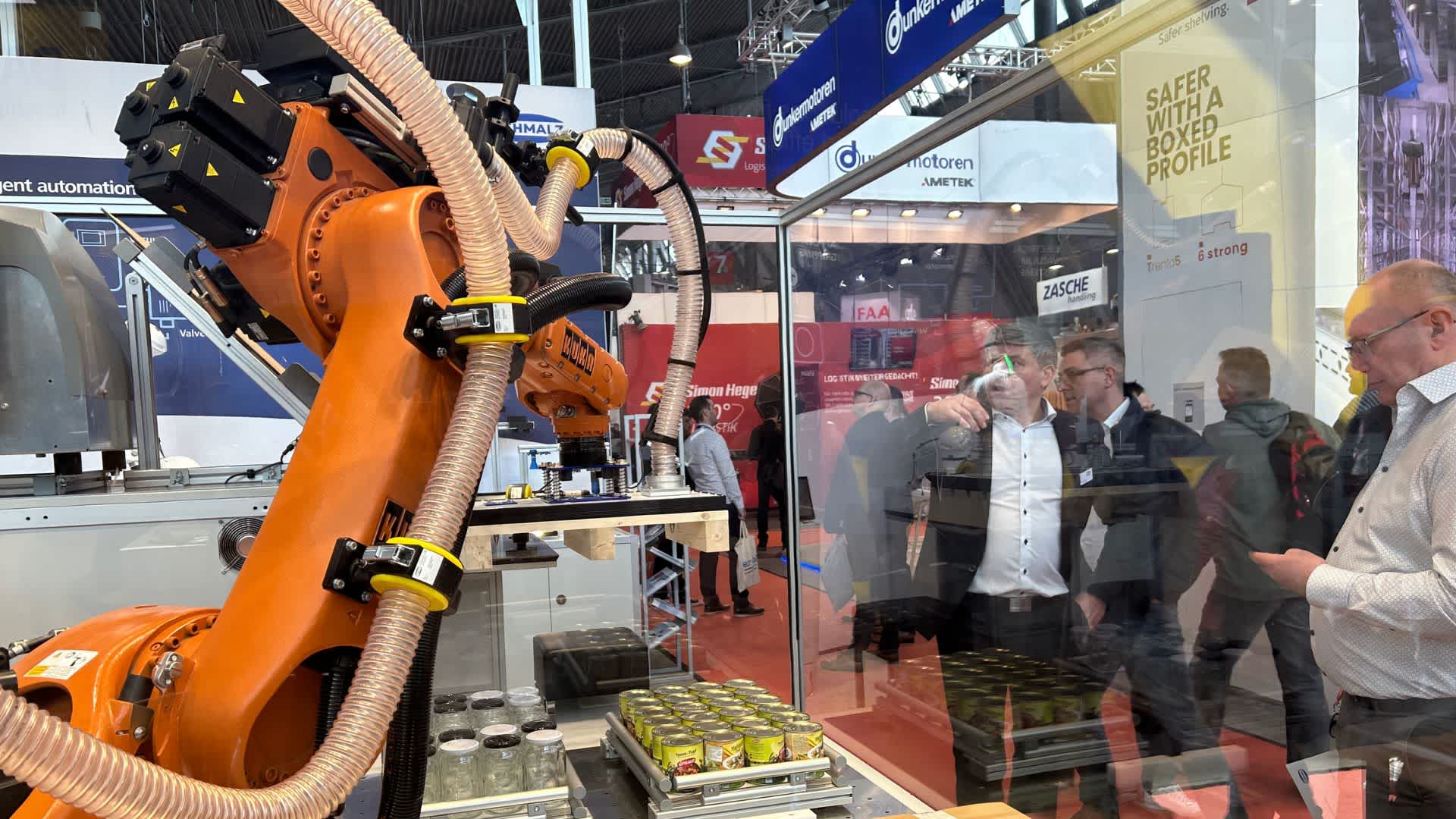 LogiMat innovative concepts of packing robot
