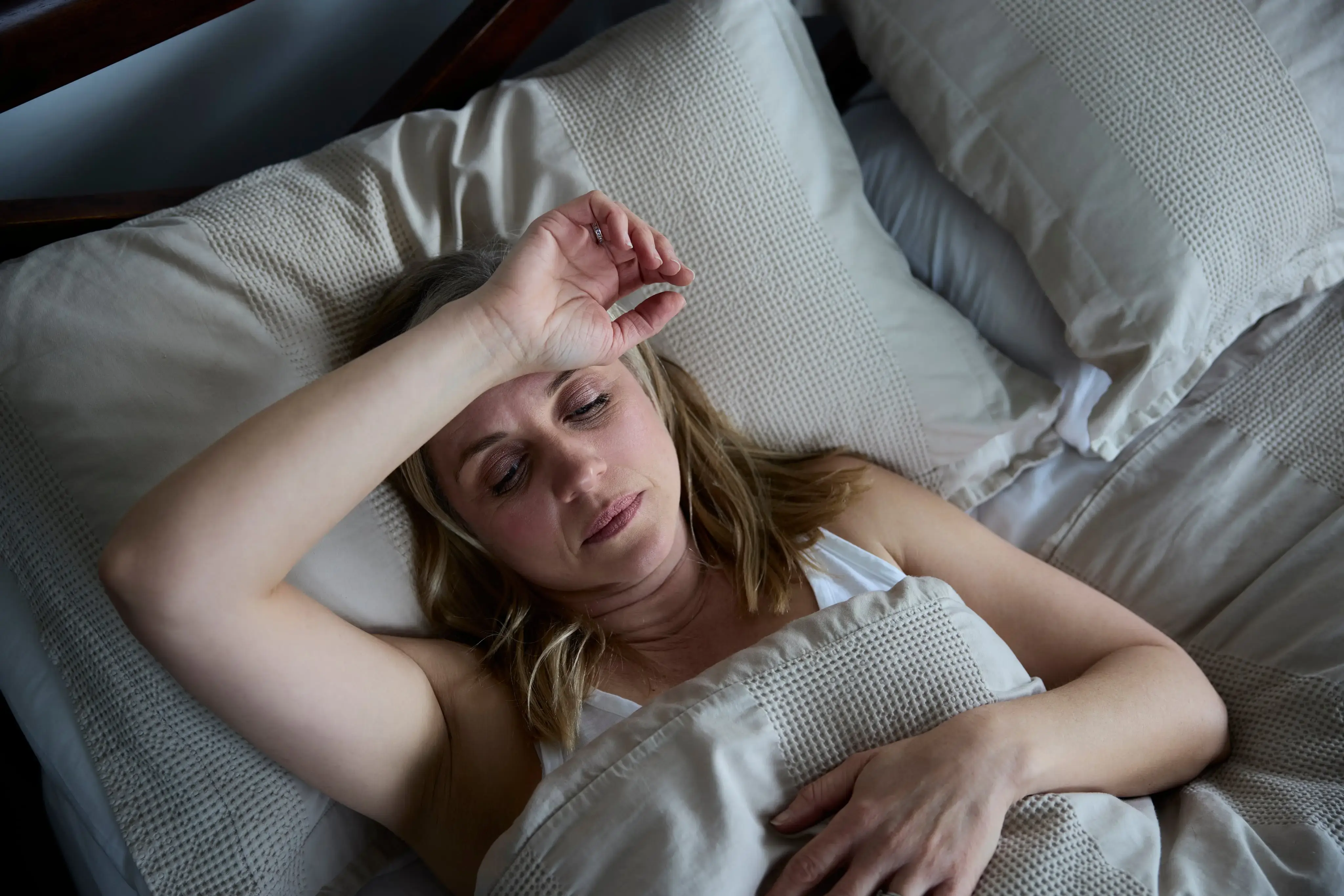 woman-lying-on-bed-img