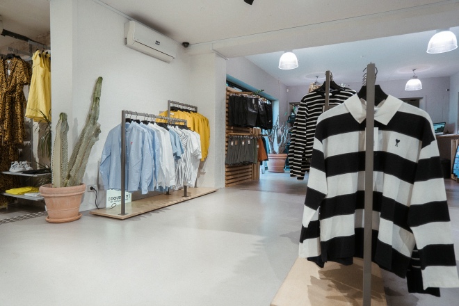 A brick and mortar Munk Stores