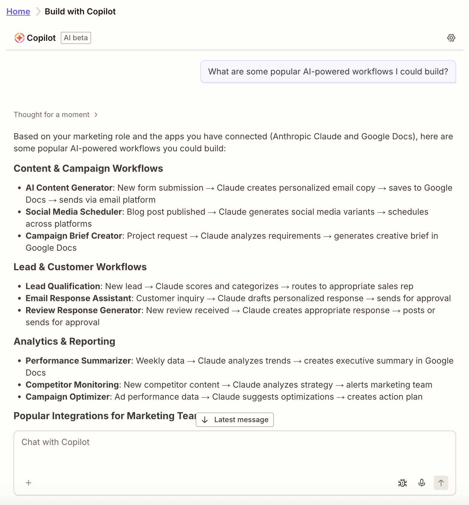 인기 있는 AI 기반 워크플로를 콘텐츠, 리드 관리 및 분석별로 그룹화하여 나열하는 Zapier Copilot의 응답이 포함된 채팅 창입니다.