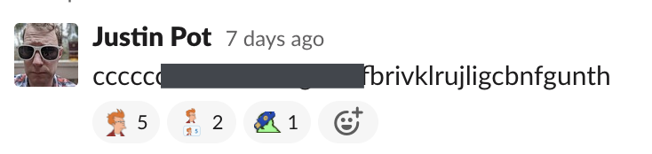 Ein Beispiel dafür, was passiert, wenn du deinen YubiKey in Slack drückst: eine lange Reihe von zufälligen Buchstaben in einer Slack-Nachricht.