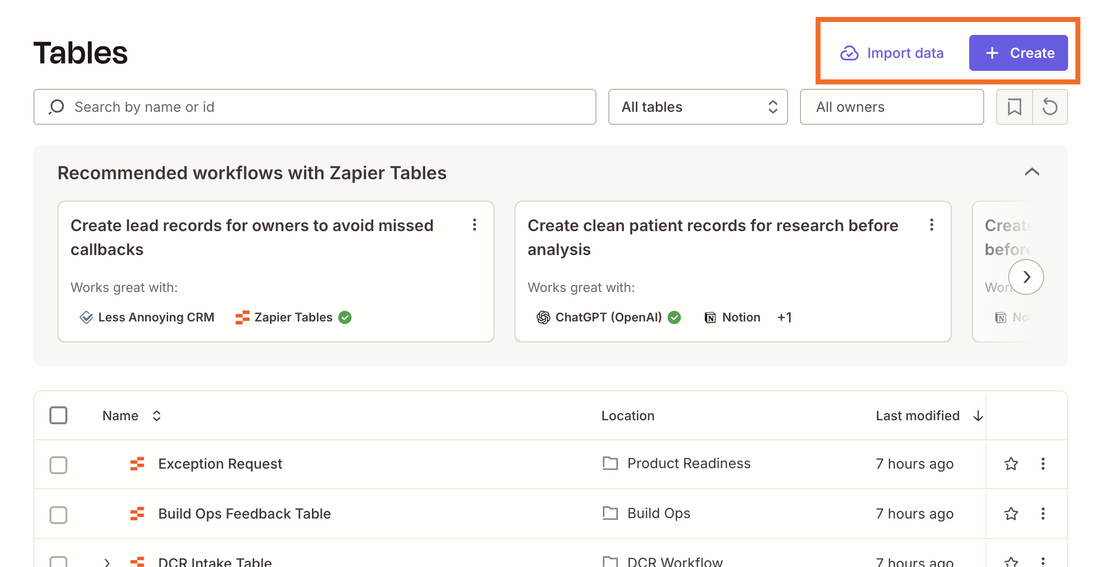 Zapier Tablesダッシュボードには、既存のテーブルの一覧が表示され、「データのインポート」ボタンと「+作成」ボタンの周りにオレンジ色の四角形が表示されています。